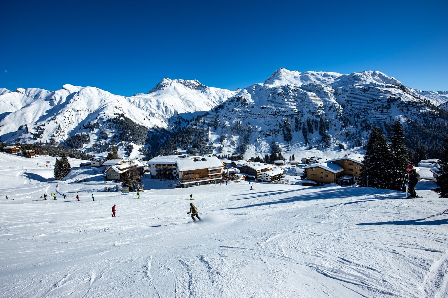 In Oberlech ist relativ viel auf der Piste los, anstehen an den Bahnen muss man aber nicht.