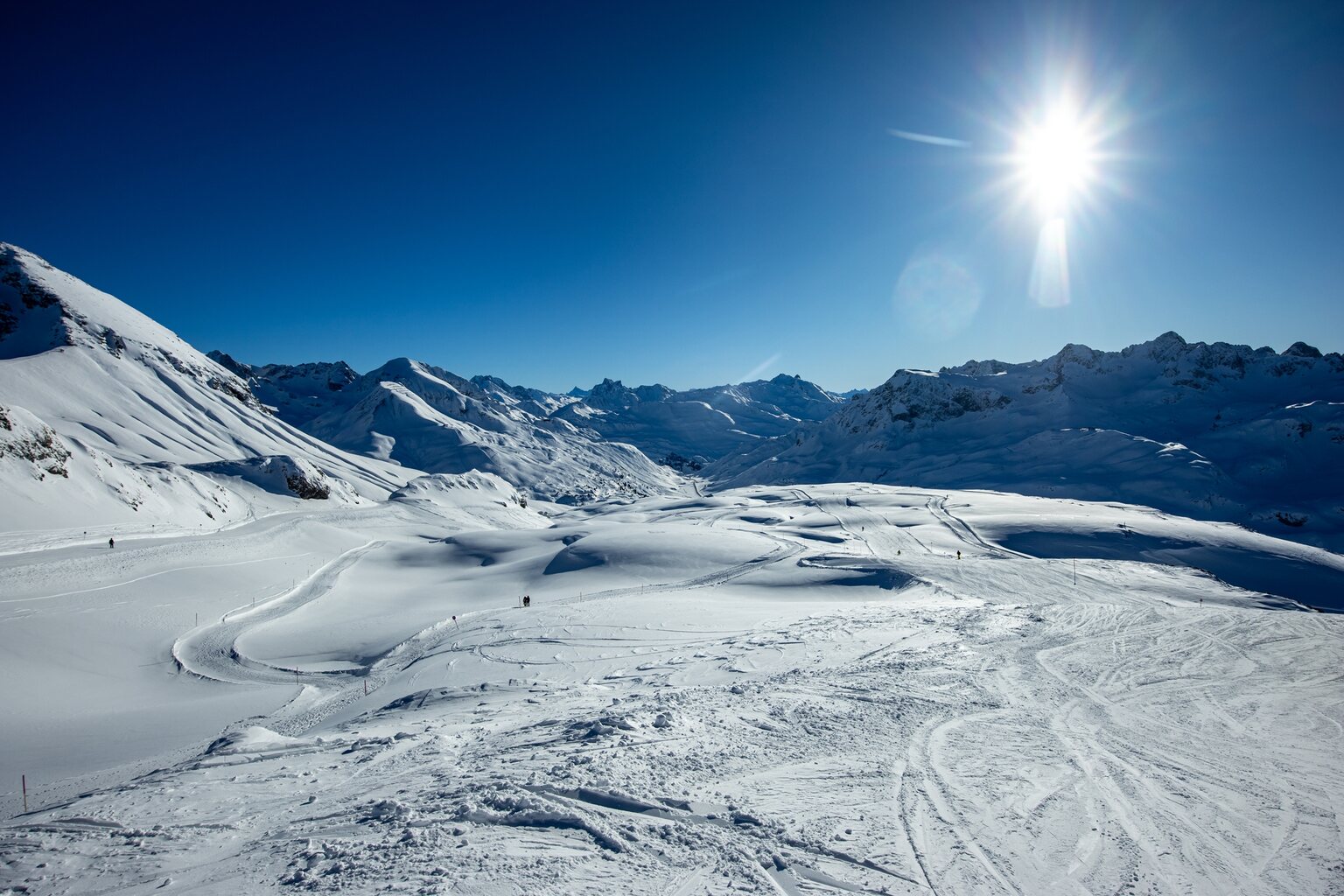 Nach unglaublichen 50 Minuten an der Rüfikopfbahn sind wir zurück in Zürs. Dort warten zum Glück herrliche Abfahrten.