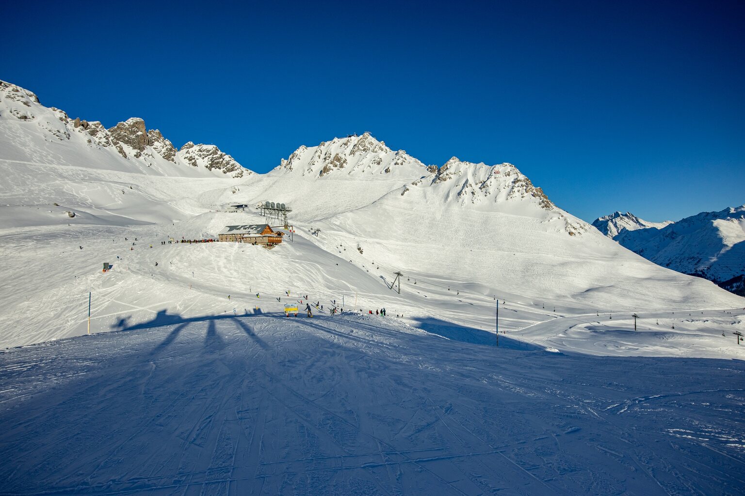 Kurz vor 16 Uhr sind wir an der Ulmer Hütte, wir schaffen es noch knapp in die Schindlergratbahn.