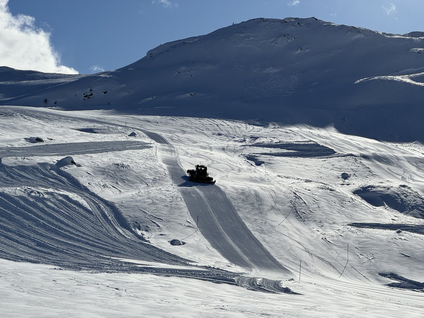 Da wird eine fast schon perfekte Piste bei der Tamboalp nochmals nachpräpariert? Nach 2 Streifen hat er aber aufgehört.