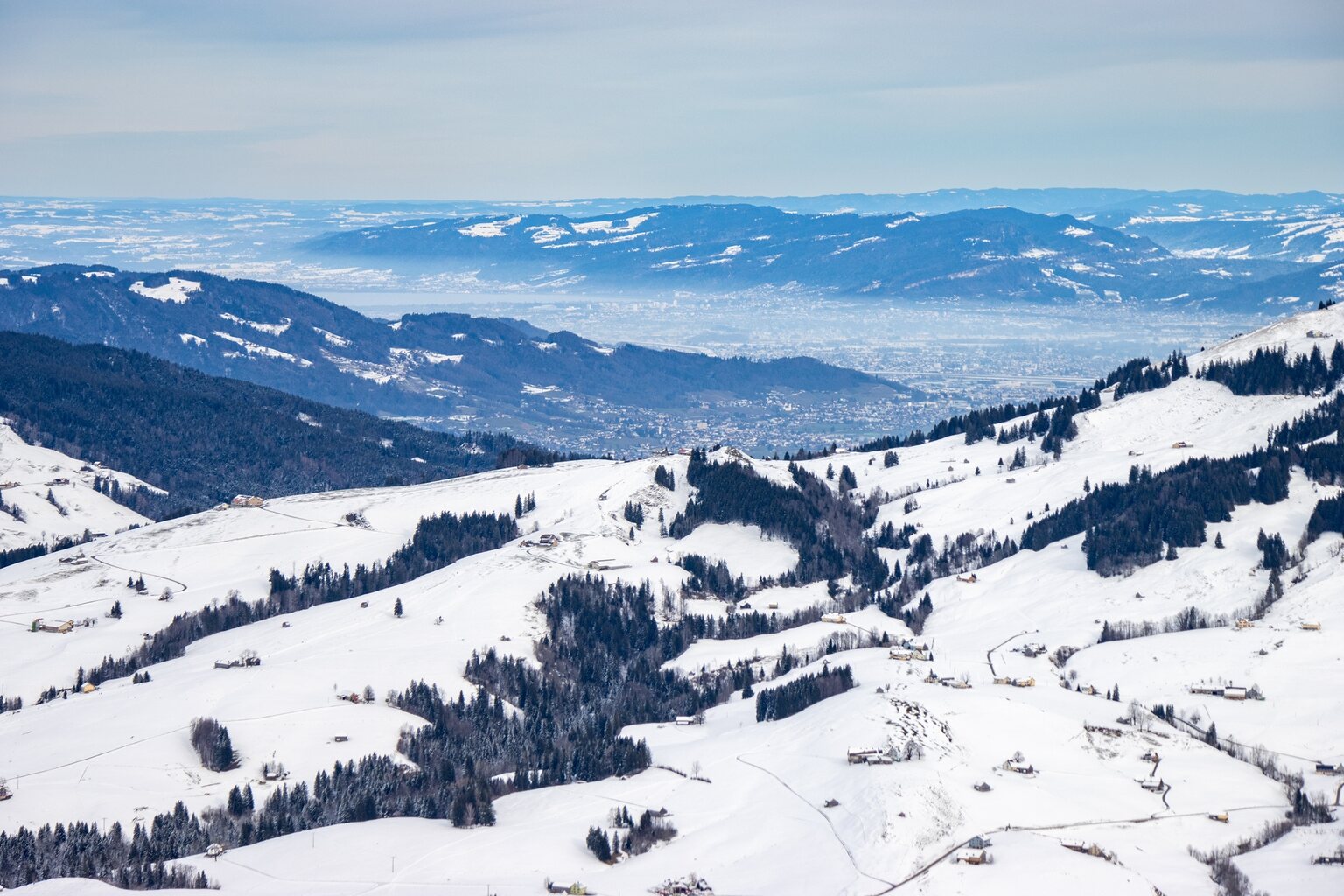 Rheintal mit Bregenz und Bodensee.
