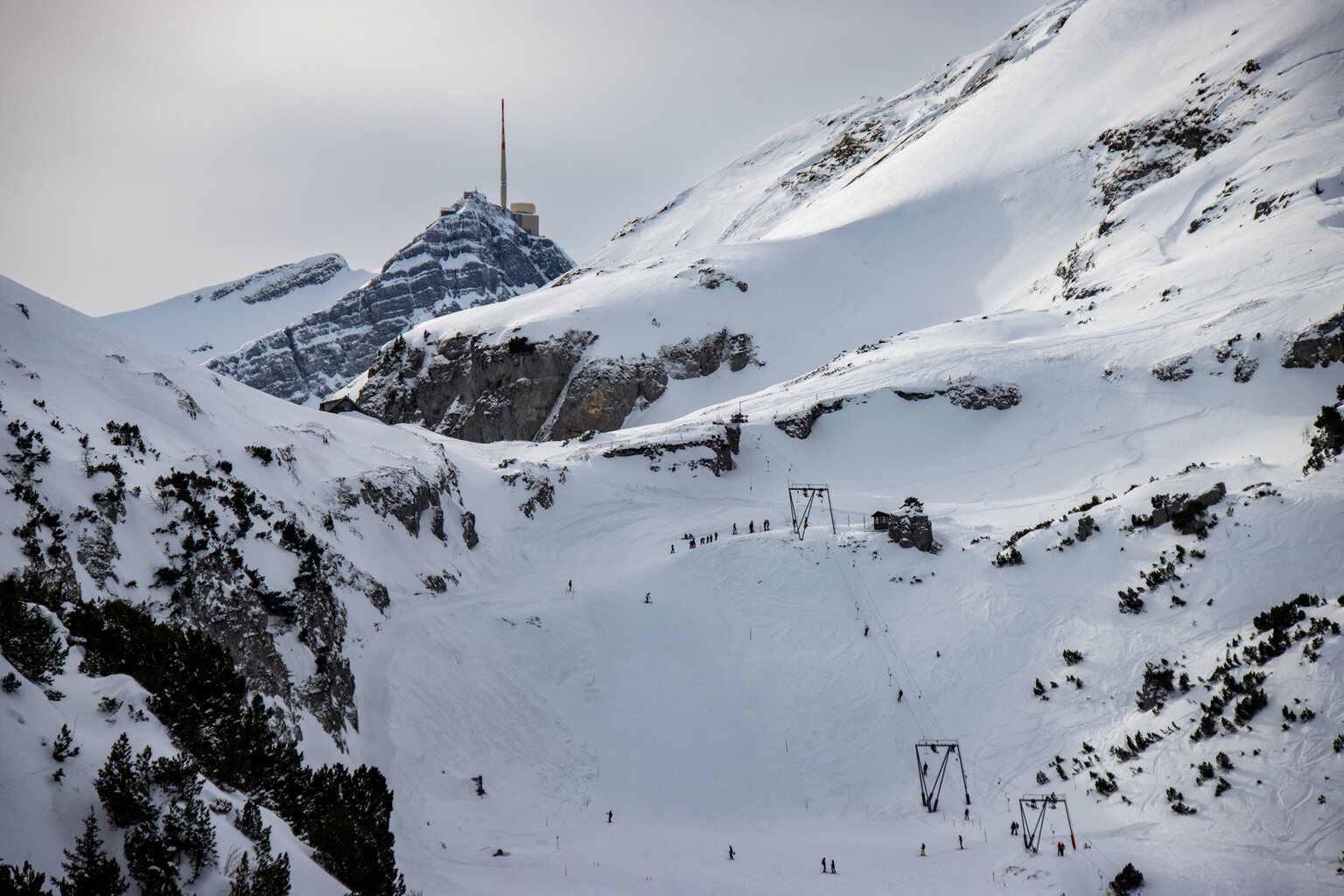 Skilift Chlus mit Säntis im Hintergrund.