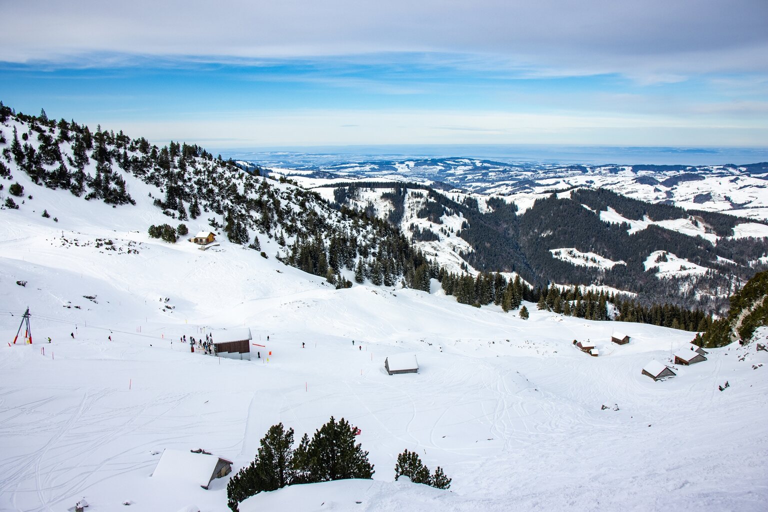 Talstation Chlus mit Appenzeller Land im Hintergrund.