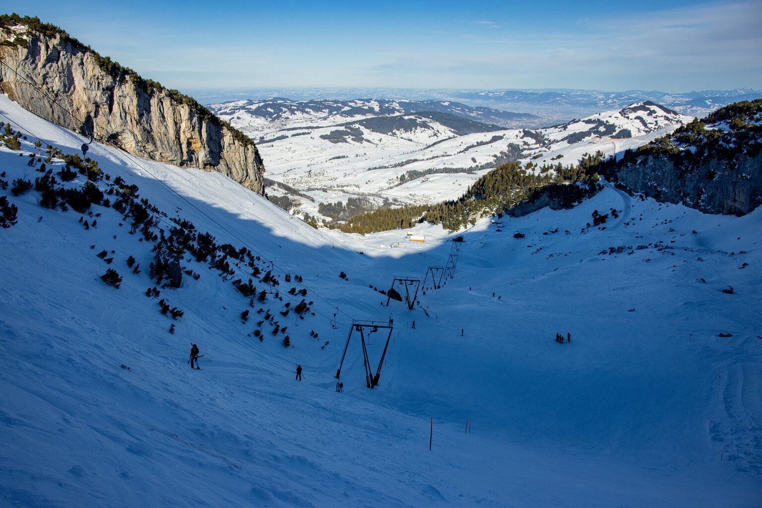 Direkt an der Gipfelstation des Skilifts Chlus startet auch ein relativ steiler Hang.