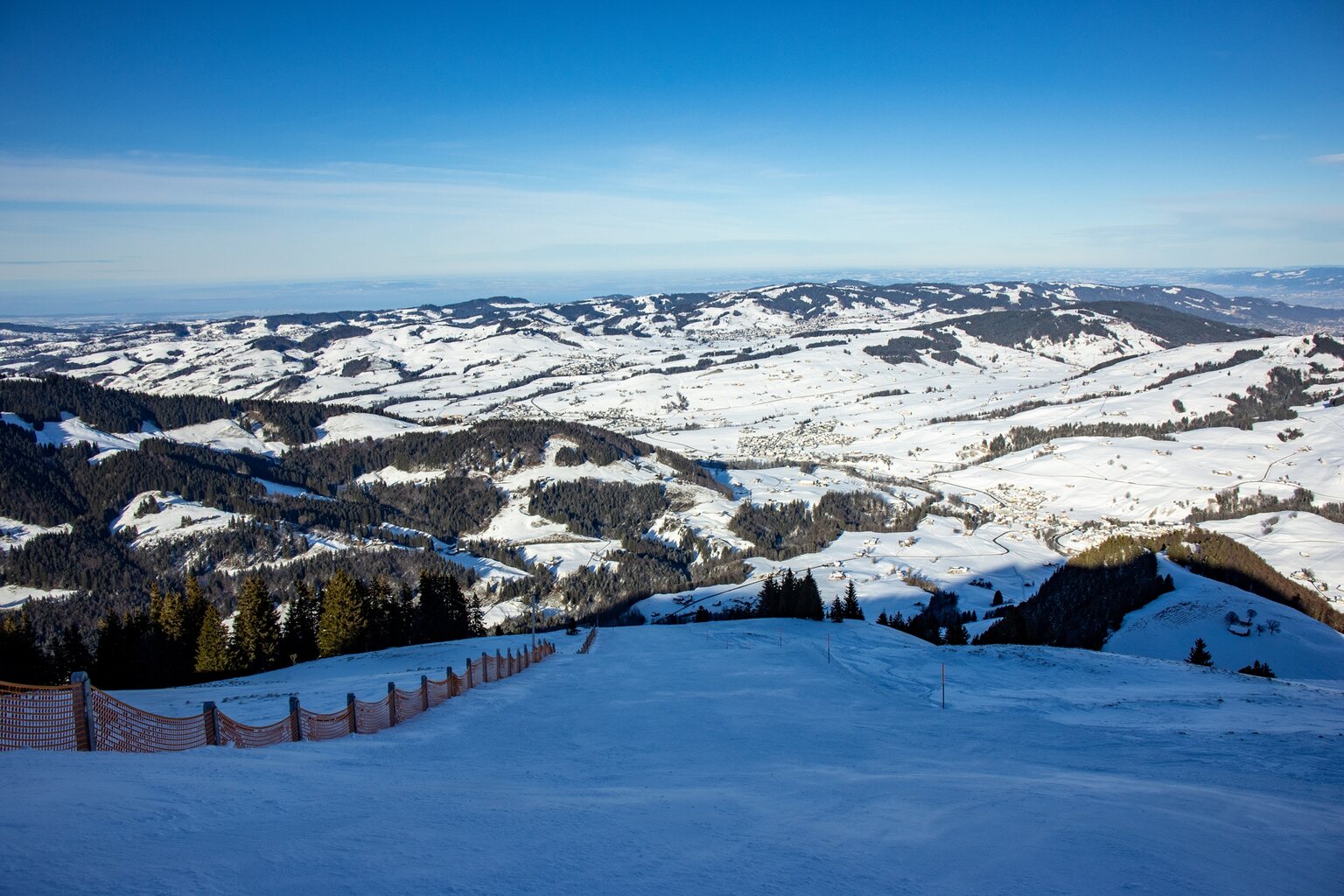 Start in die Schwarze Schneise mit Bodensee im Dunst.