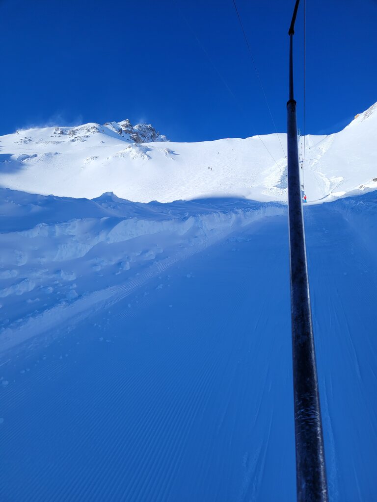 Lona superieur. Keine präparierte Piste im oberen Bereich. War markiert mit "schwierige, unpräparierte Piste" und tatsächlich habe ich da eigentlich jedes Mal jemanden liegen gesehen.