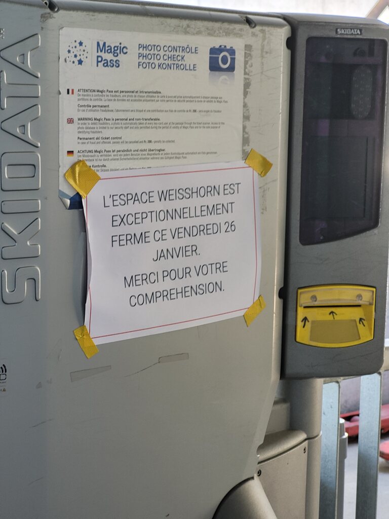 Angebracht an der TPH zwischen Grimentz und Zinal. Weitere Info habe ich nicht gefunden.