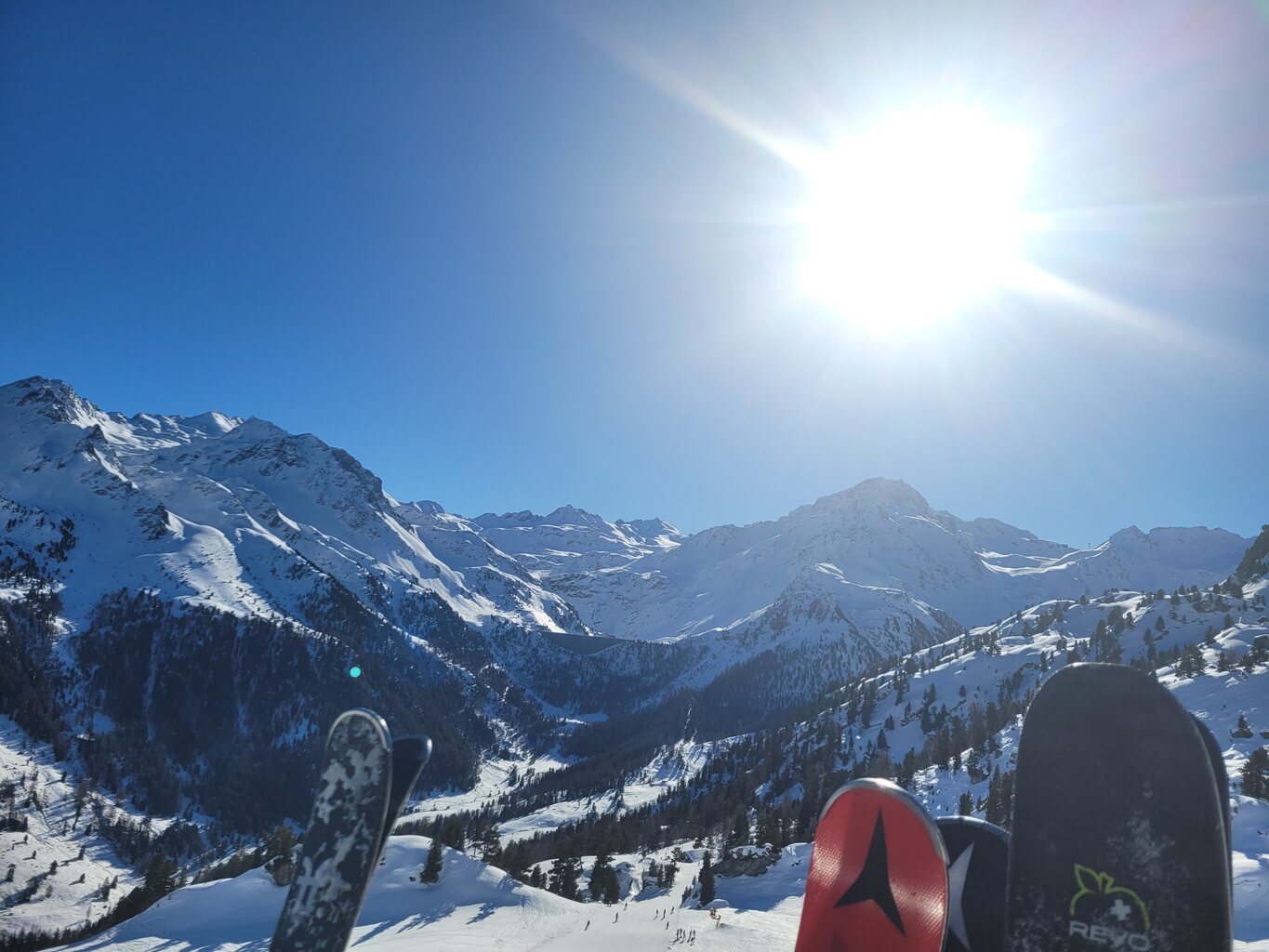 In Siviez dann eine extrem lange Schlange an der Tortin KSB.<br />Plan du Fou TC komplett leer. :)<br />Die rote Abfahrt dort war oben noch sehr gut, weiter unten aber wegen der Sonne wie üblich bereits zu weich