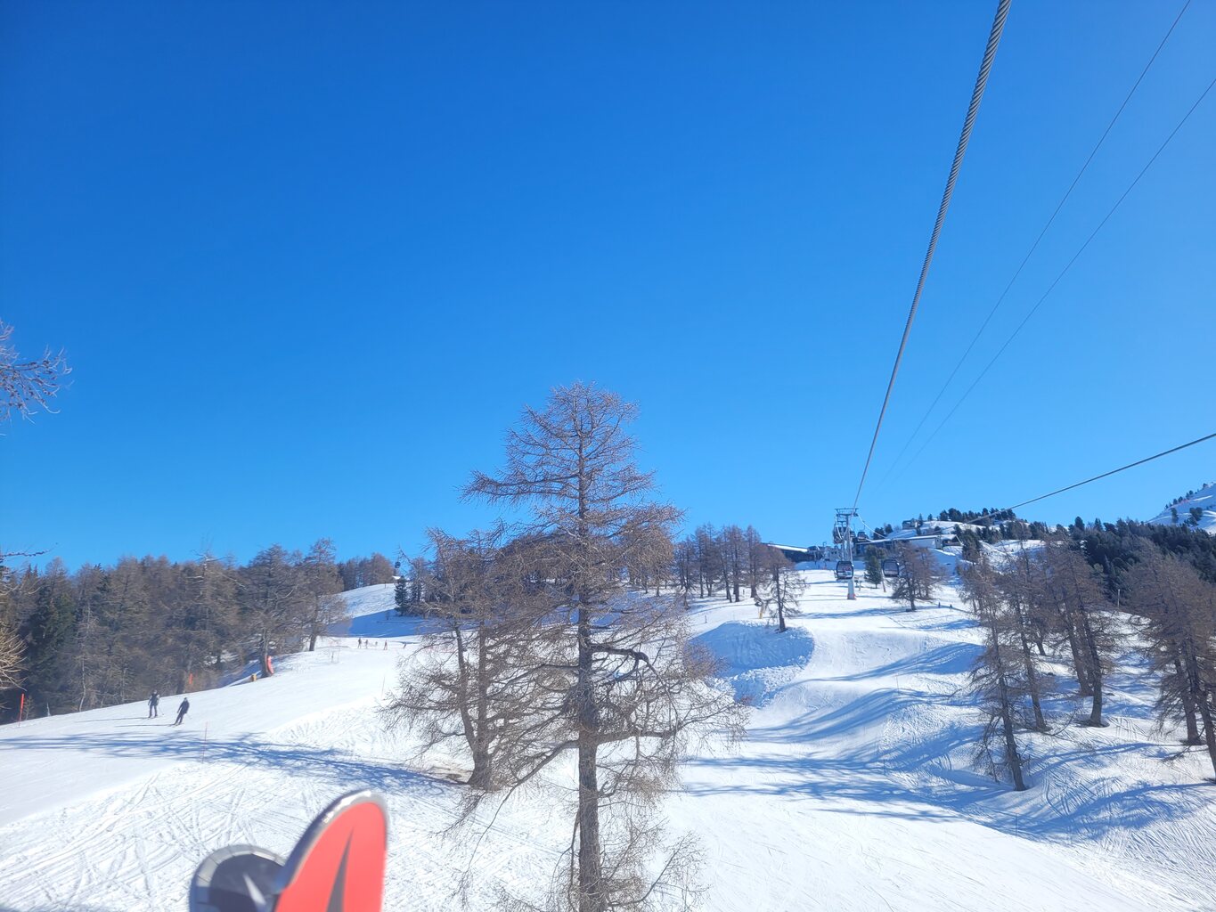 Hier bereits in Veysonnaz. Die Talabfahrt im unteren Stück war extremst glatt, die benachbarte Ours ebenfalls recht glatt, jedoch deutlich weniger.<br />Inzwischen war es aber auch bereits 13 Uhr bei praller Sonne