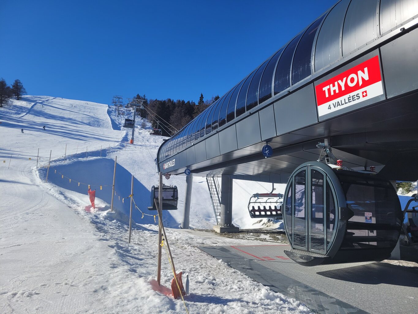 Neue Kombibahn La Matze.<br />Was soll das denn?<br />5 Gondeln in einer Reihe bis wieder Sessel kommen.<br />Bescheuert geplanter Einstieg um die Kurve.<br />Hässliche Gondelkabinen.<br />Und mit der unbequemste Sessel aller Zeiten. Man kriegt den Rücken nicht wirklich gerade und wird in eine Art Shrimp-Haltung gezwungen. <br />Sehr seltsam.<br />Die Piste war dafür gut, wenn auch sehr flach.