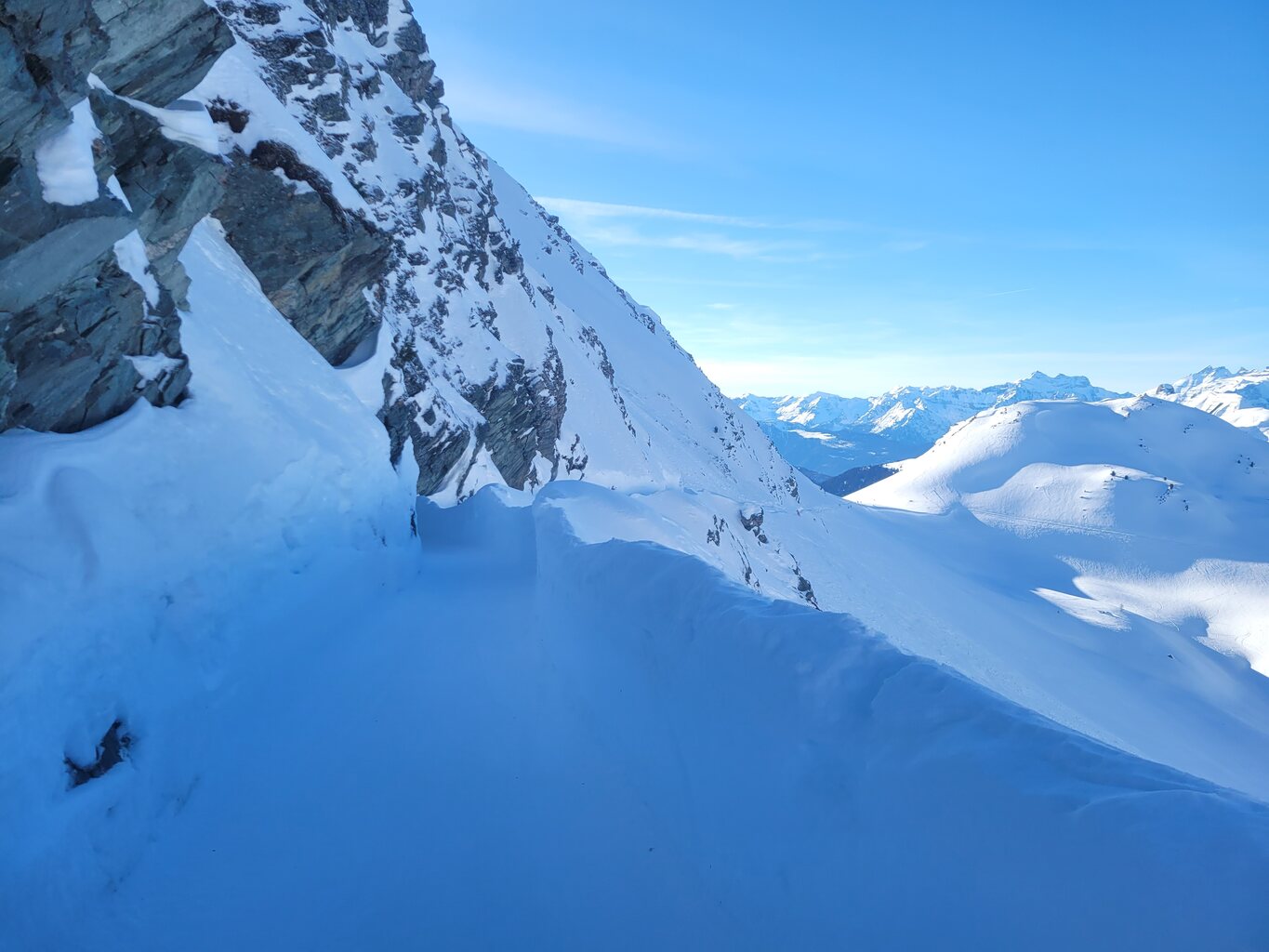 Die Col des Mines Route war glücklicherweise noch offen. Hier der Bobbahn-artige Abschnitt vor der Abzweigung. Sonst stört ja nicht dass es kurz vor der Abzweigung etwas abschüssig zum Tal hingeht.<br />Bei gesperrtem Vallon d'Arbi wäre ein Abrutschen nach rechts ungünstig.<br />Nun heisst es warten auf dem Bus nach Savoleyres.