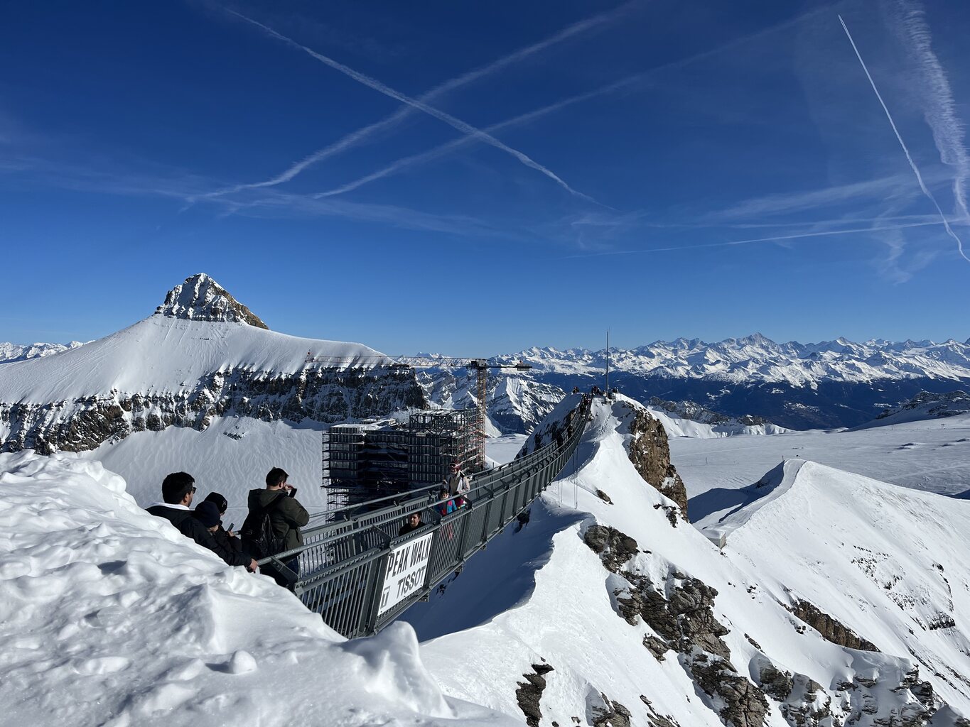 Peakwalk und Oldenhorn im Hintergrund. Das Restaurant Botta wird nach dem Brand in der letzten Saison gerade wiederaufgebaut.