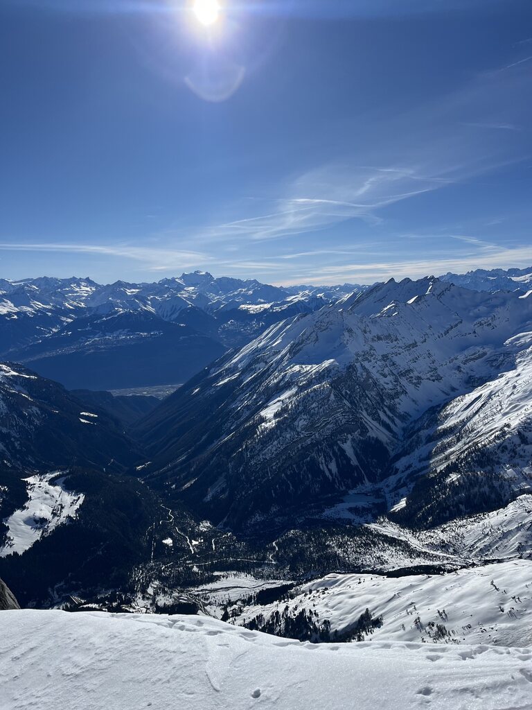 Von der Quille du Diable, Blick auf das Tal von Derborence und den Forzen Lac Derborance im Schatten.