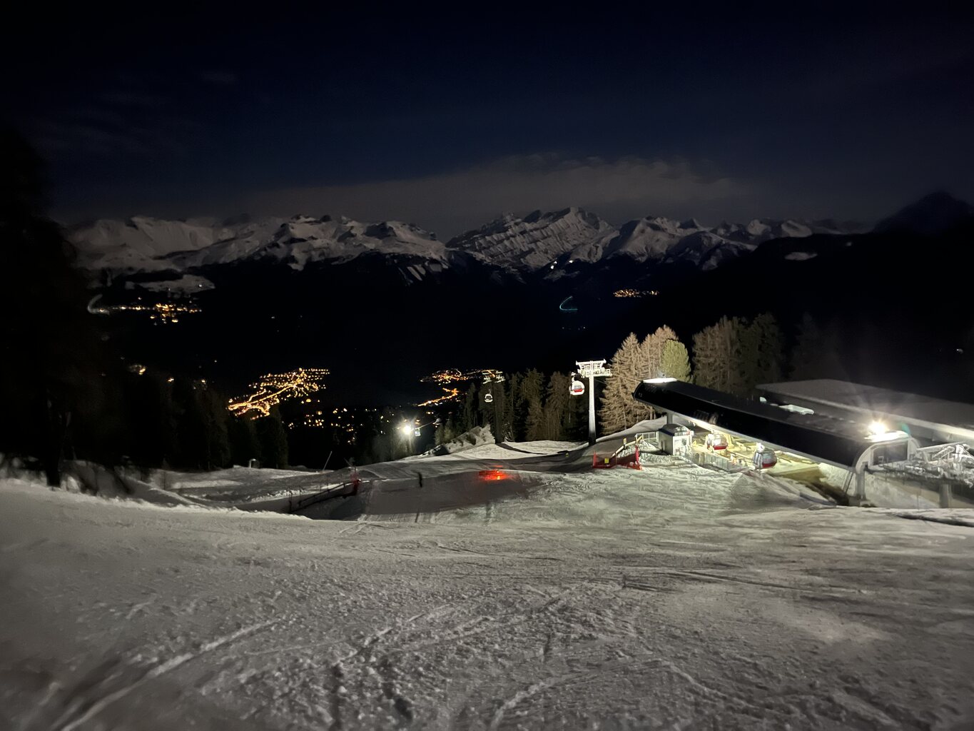 Letzte Talabfahrt von der Mittelstation. Die Umzäunung am Eingang der Talabfahrt wird entfernt, so dass wir mit den Skiern bis zum Dorf abfahren können.