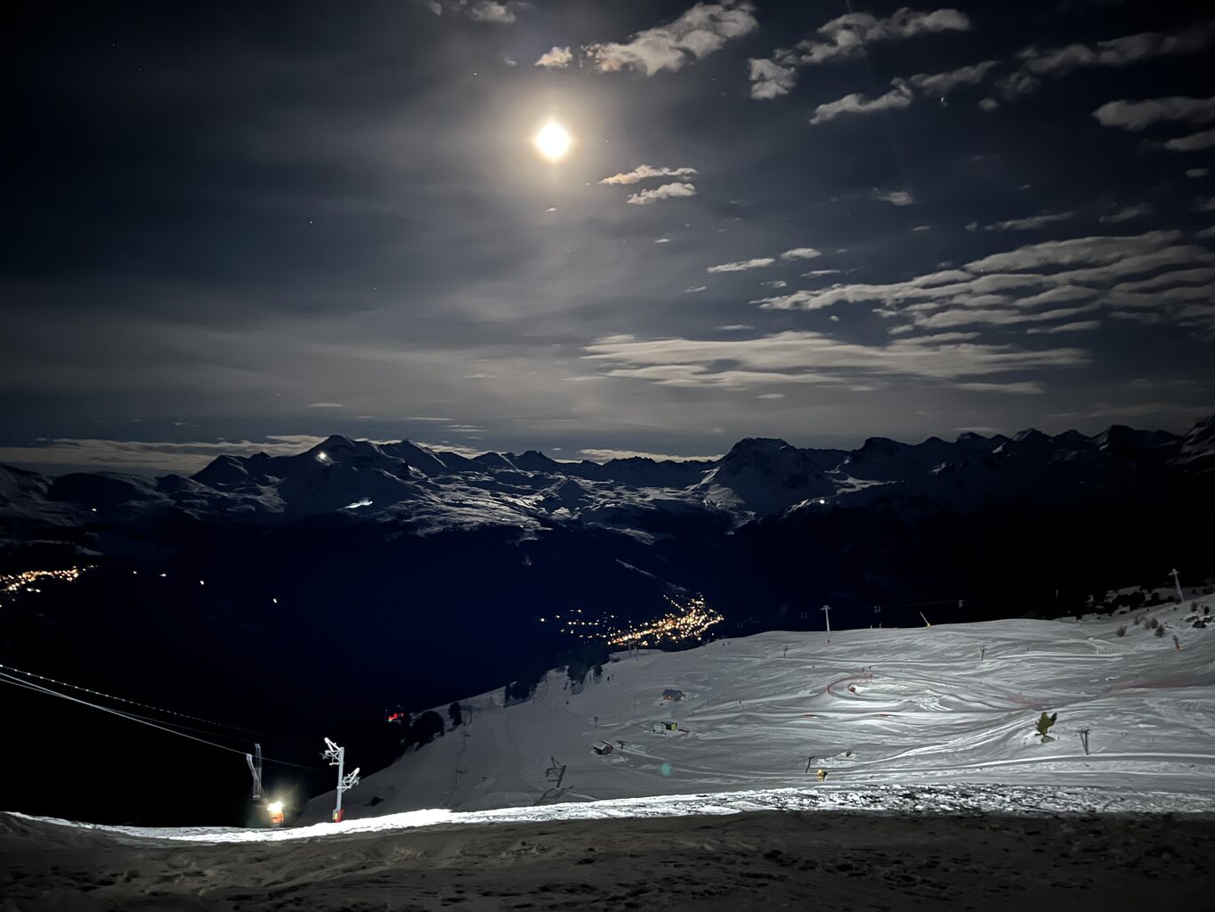 Der Mond leuchtet über dem Skigebiet von St-Luc.