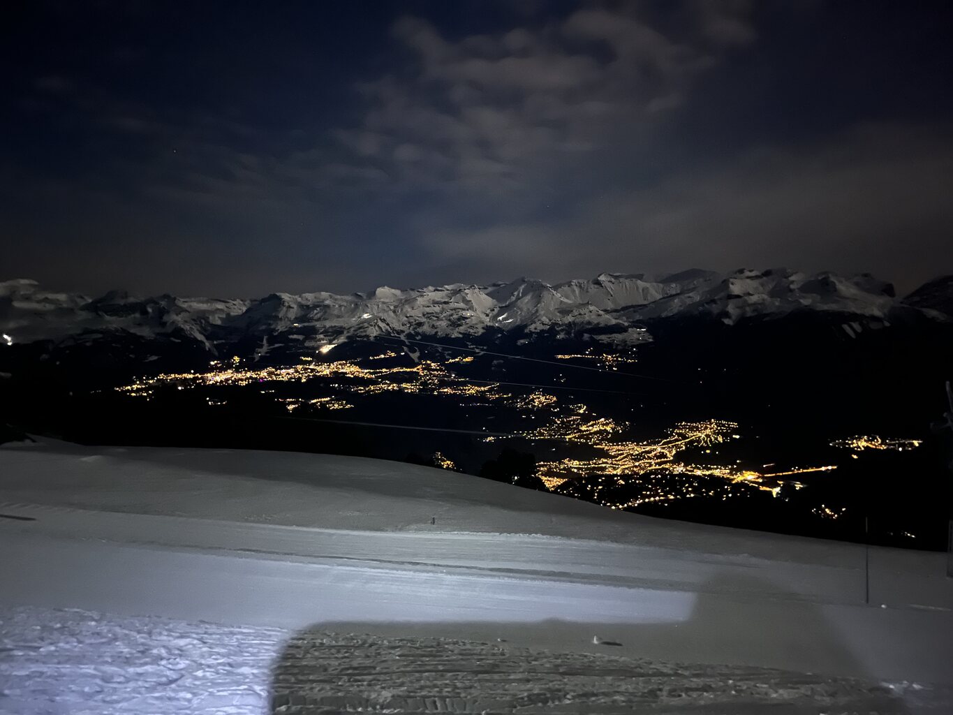Ein weiterer toller nächtlicher Blick auf Sierre und Crans-Montana von der Piste von Crêt aus.