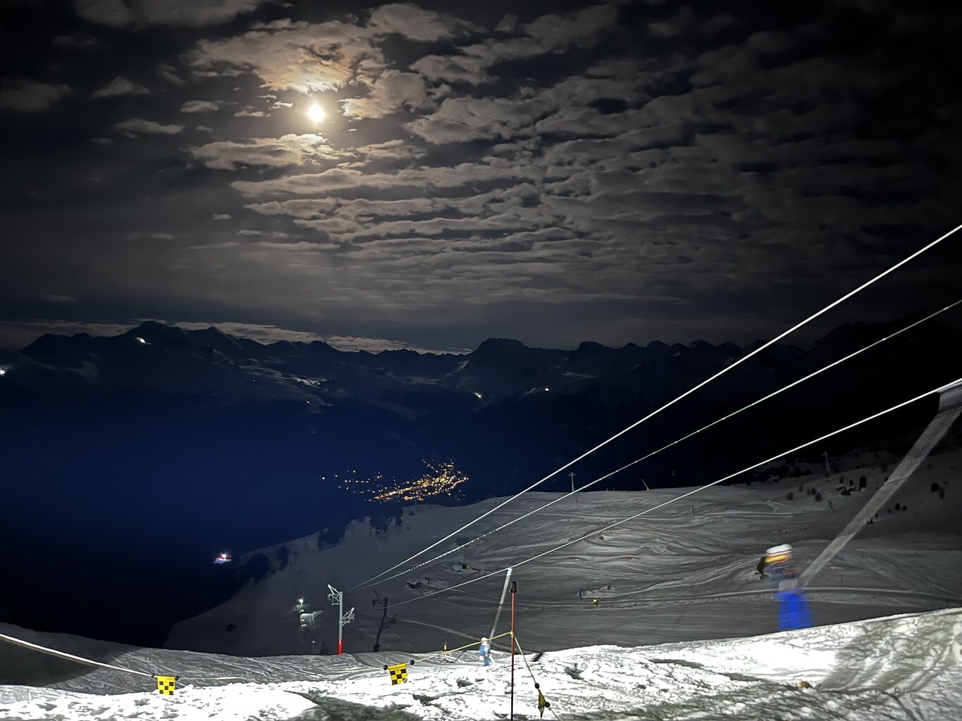 SL Crêt und das Dorf St-Luc von der Bergstation der EUB aus gesehen.