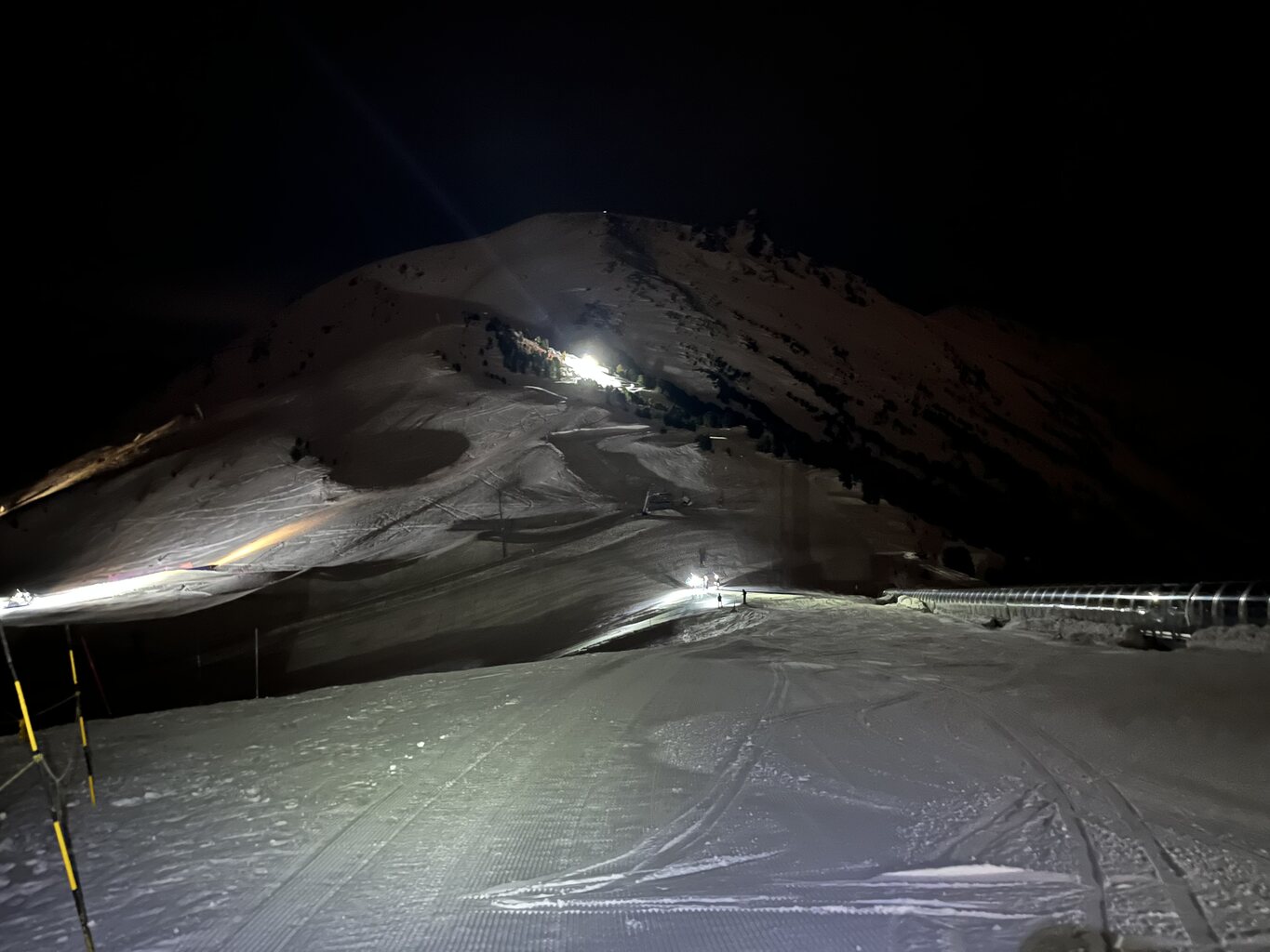 Beginn der Pisten vor dem Restaurant Crêt du midi