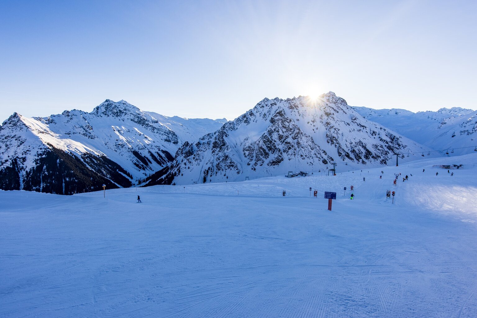 Oben angekommen erscheint die Sonne gerade so über der Madrisa.