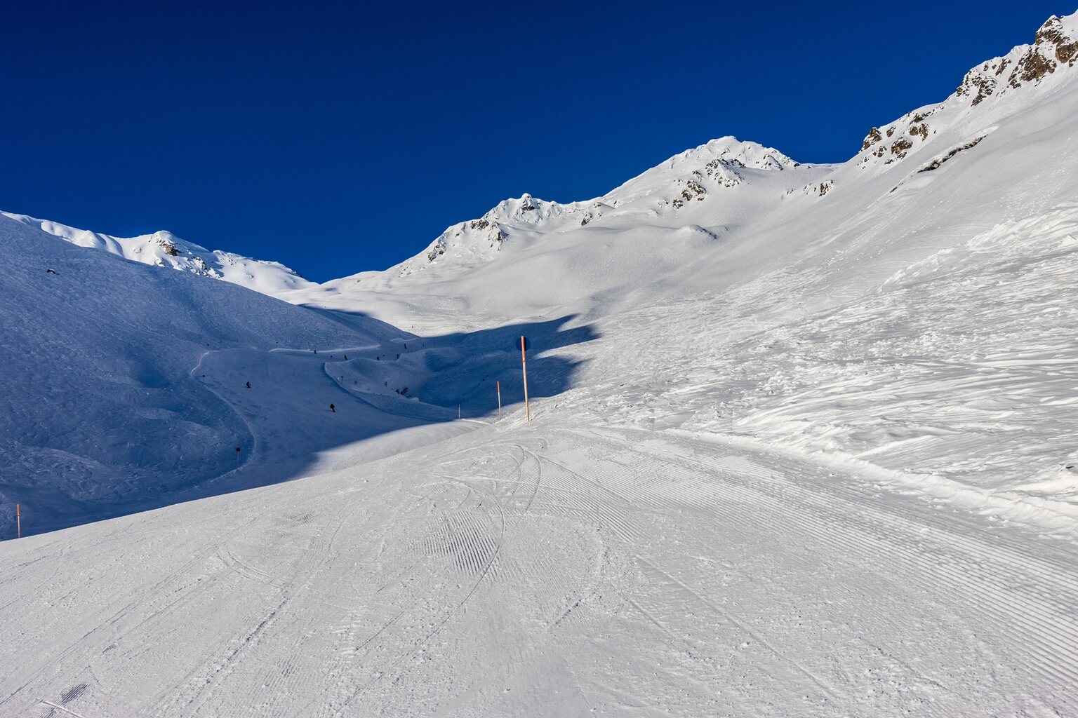 Blick zurück, hier starten viele Tourgeher in Richtung Schweiz.