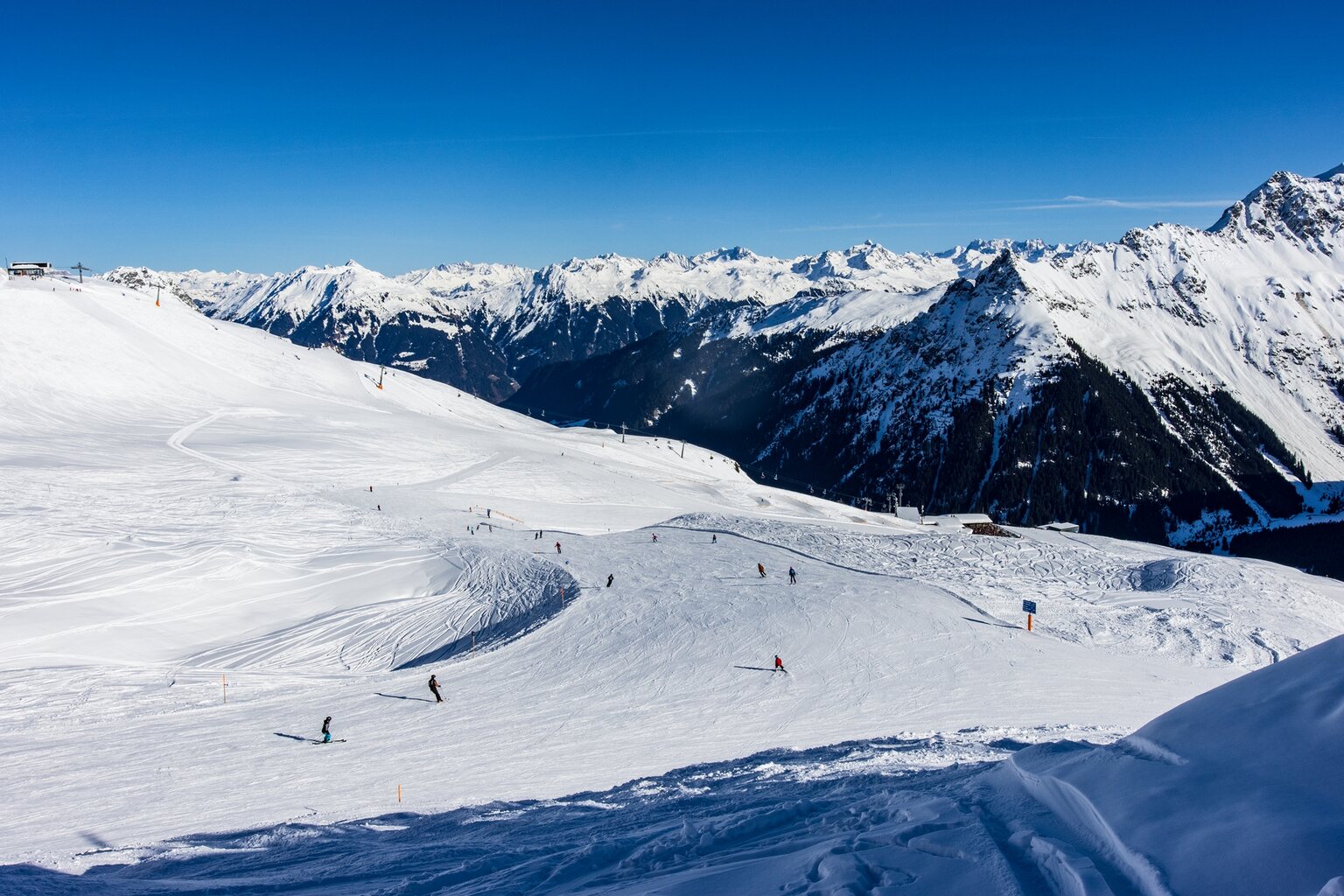 Wieder oben angekommen "quälen" wir uns einmal durch die Schlange der fixen Sesselbahn "Gargellener Köpfe".