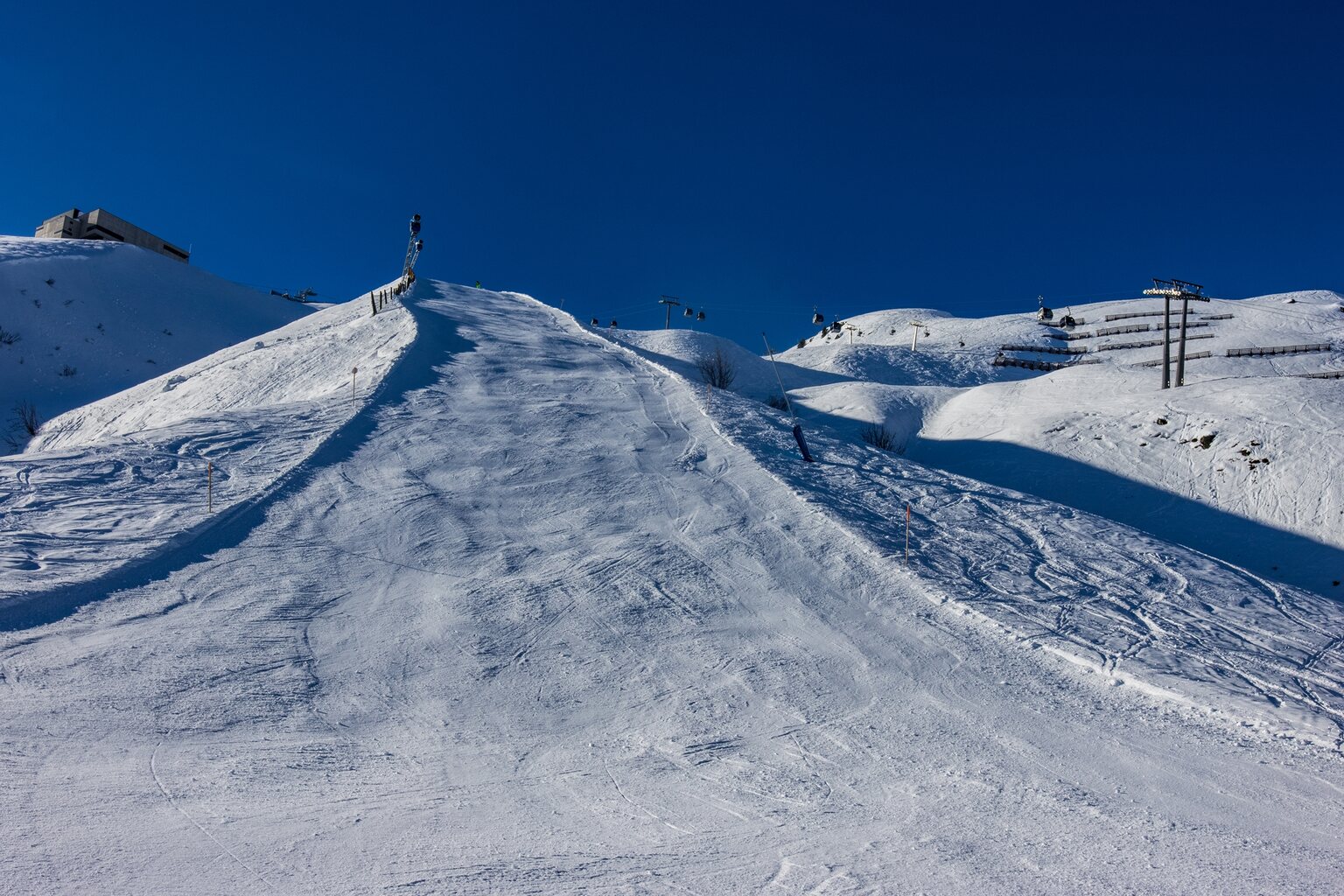 Von unten sieht man auch die Exponiertheit der Abfahrt. Wirkt in echt etwas "krasser" als auf den Bildern.