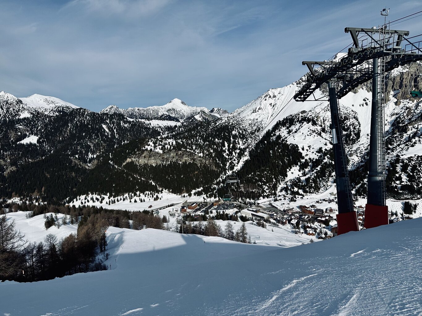 Oben an der Gipfelststion der Hochegg. Eine tolle schwarze startet hier.