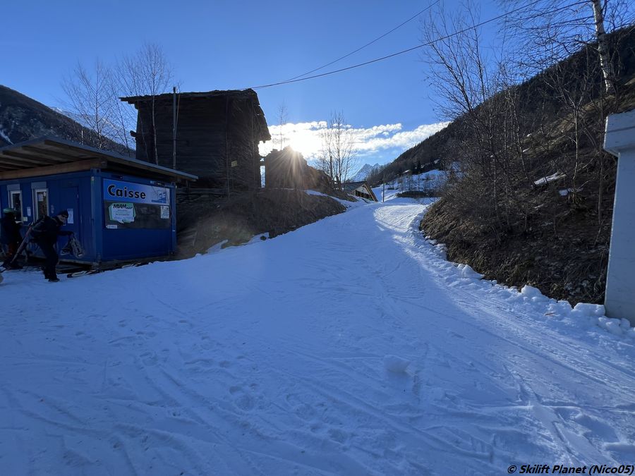 Zwischen dem Parkplatz und der Talstation des Sessellifts wurde überall Schnee nachgefüllt.
