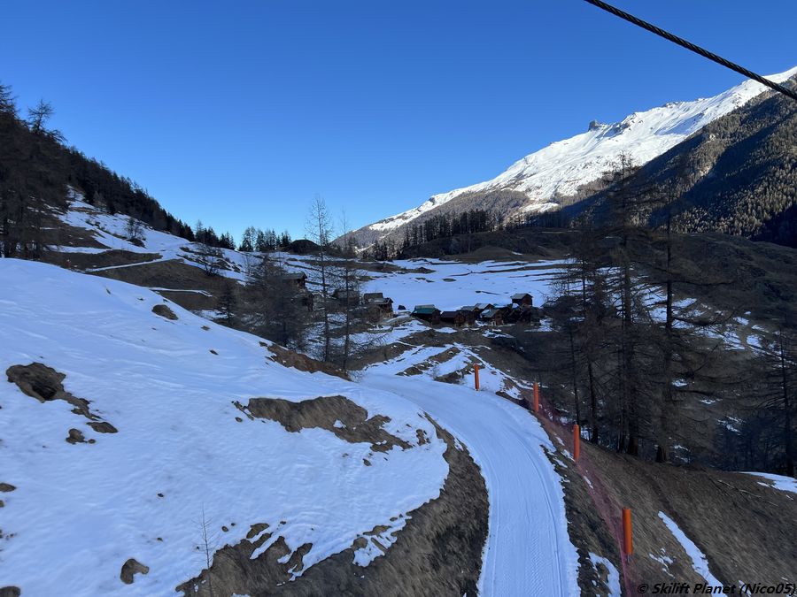Der blaue Talabfahrt ist präpariert und geöffnet
