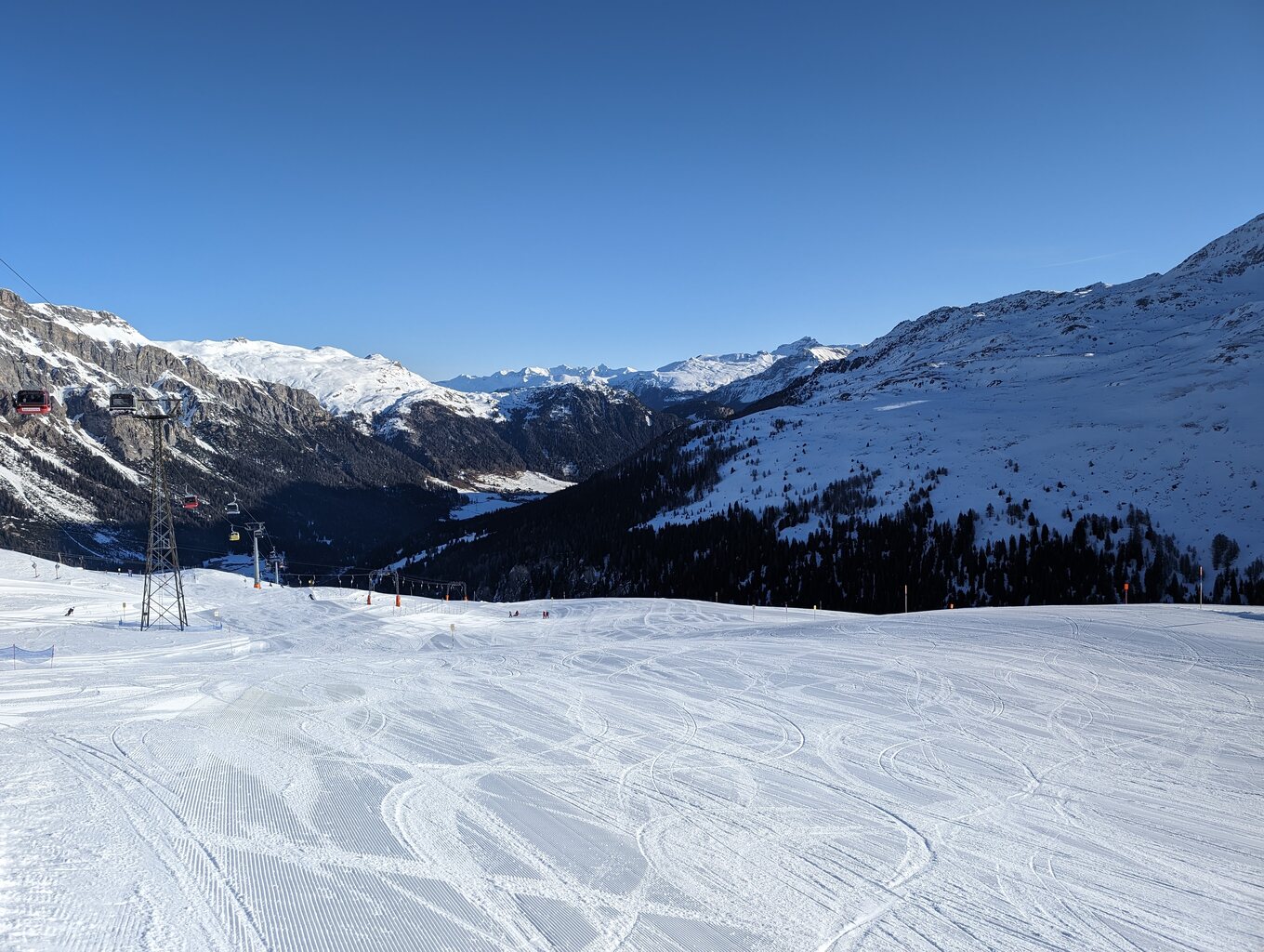 Start zur tollen, im unteren Teil schattigen Talabfahrt