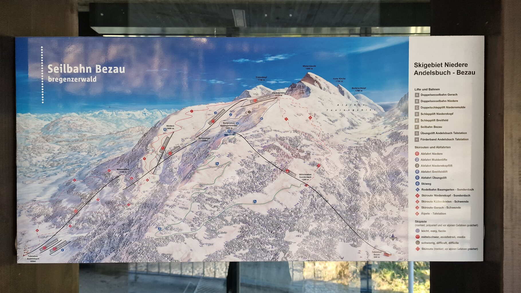 Pistenplan an der Talstation in Bezau. Nebst der Zubringerbahn sind nur noch der Doppelschlepplift Niederemulde und der kurze Tellerlift Niederekopf in Betrieb.