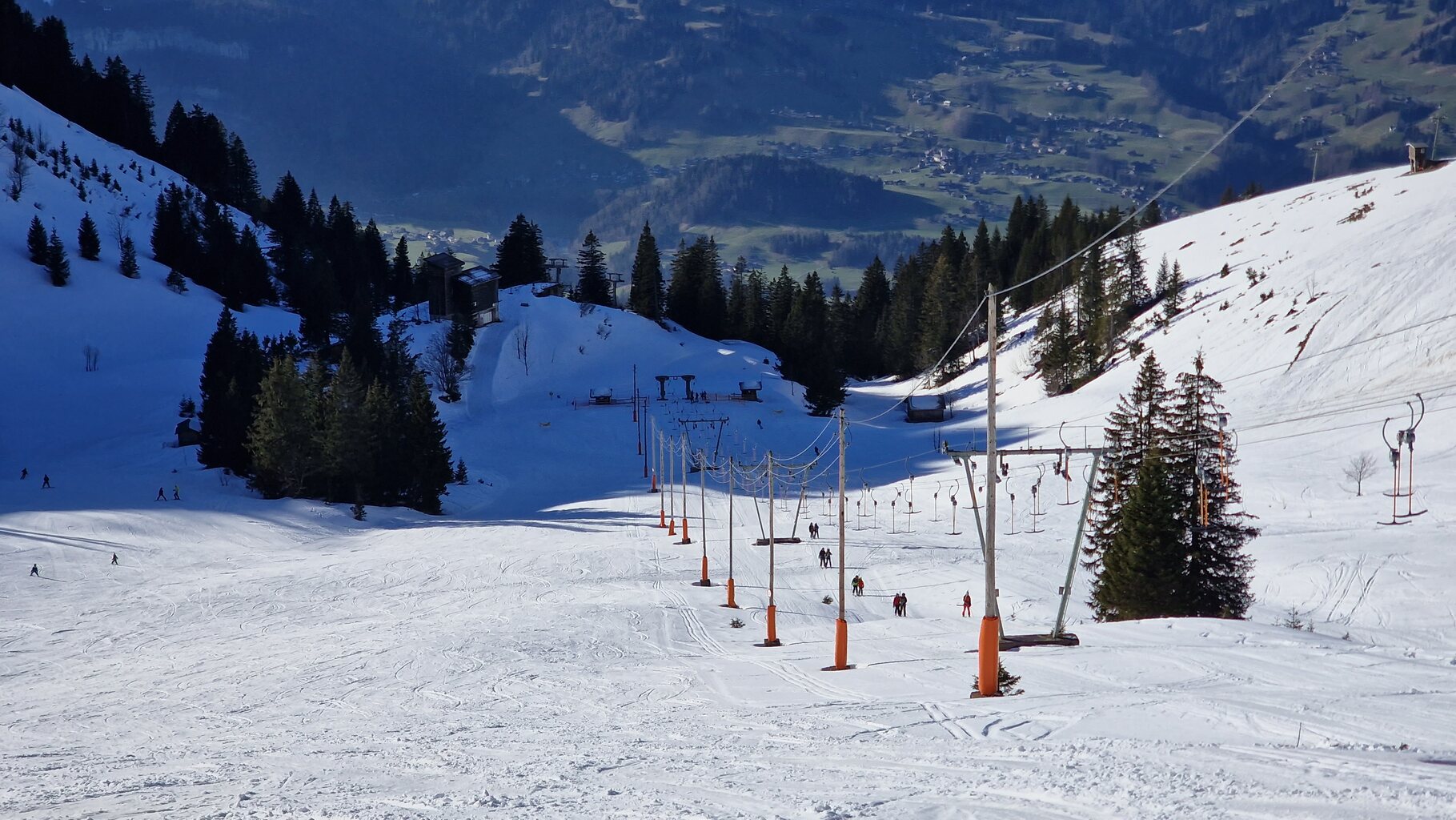 mit zwei Liften werden dennoch eine Handvoll Pistenvarianten erschlossen.