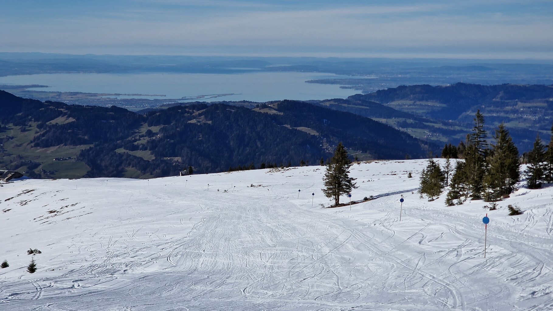 Naturschneepisten mit Seeblick.