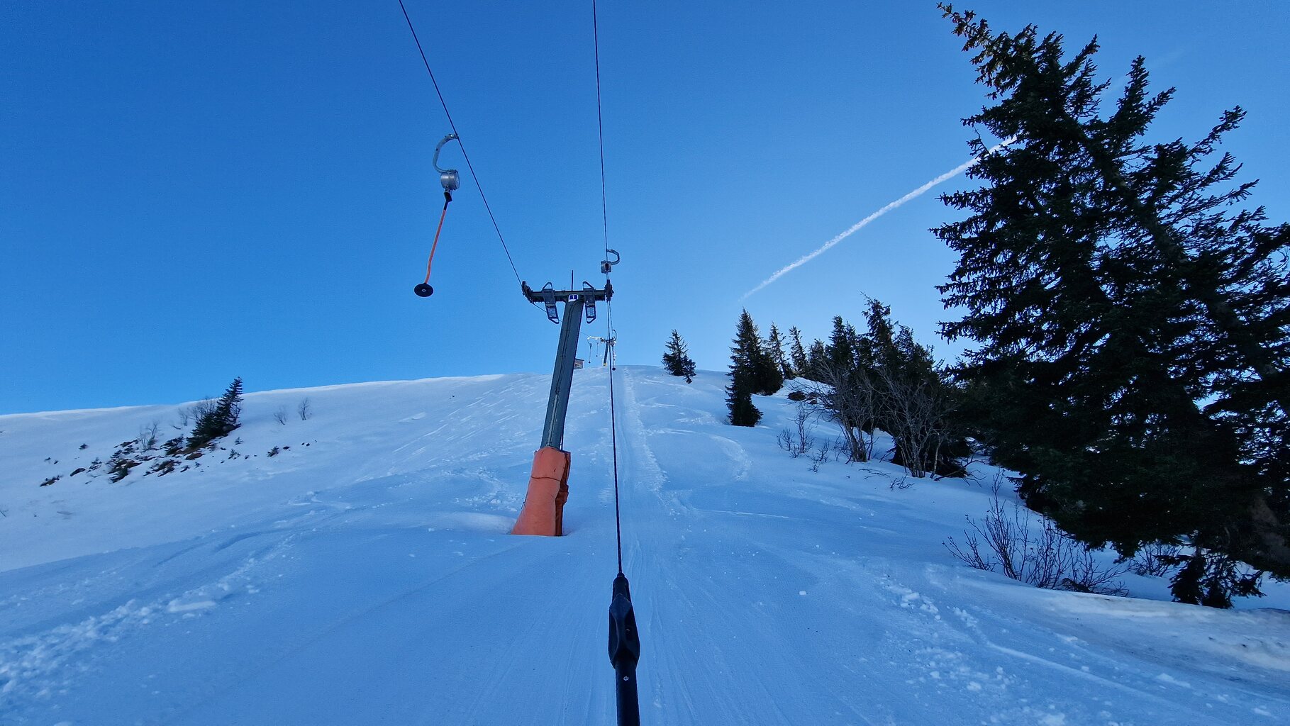 Der kurze und steile Tellerlift dient als Rückbringer zum Funifor und erschliesst zudem einen kurze schwarze Abfahrt.