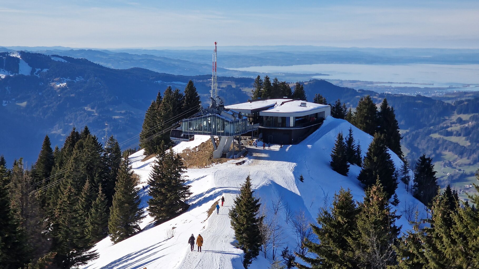 Moderner Bergstationskomplex mit Restaurant