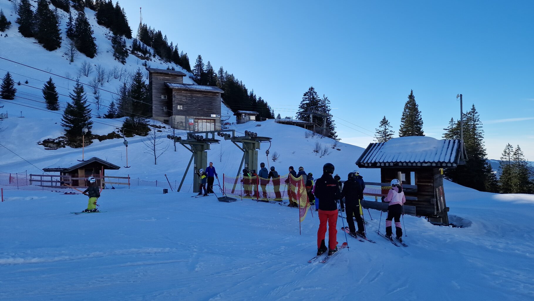 Talstation Doppelschlepplift, hier wird man in die 70er-Jahre zurück katapultiert. Im Hintergrund die Bergstation der stillgelegten Sesselbahn.