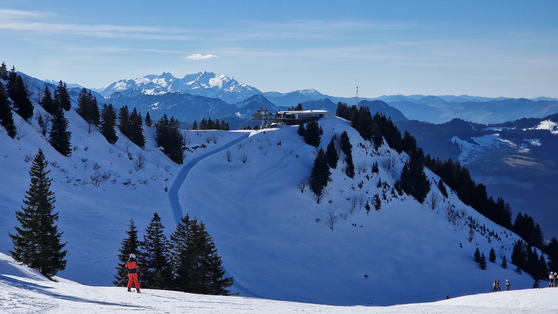 Blick zur Bergstation mit dem Alpsteinmassiv im Hintergrund.