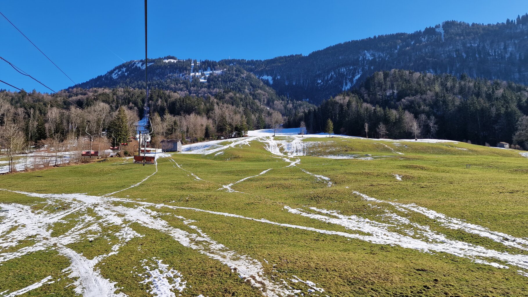 Impression vom Februar 2023 mit Zubringerbahn aus Andelsbuch, die 1. Sektion.