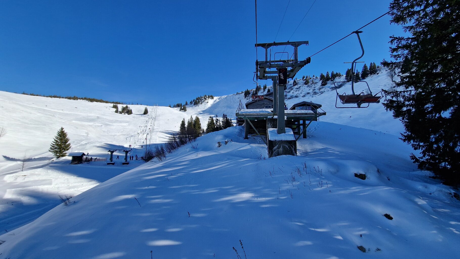 Impression vom Februar 2023 mit Zubringerbahn aus Andelsbuch, die 2. Sektion.