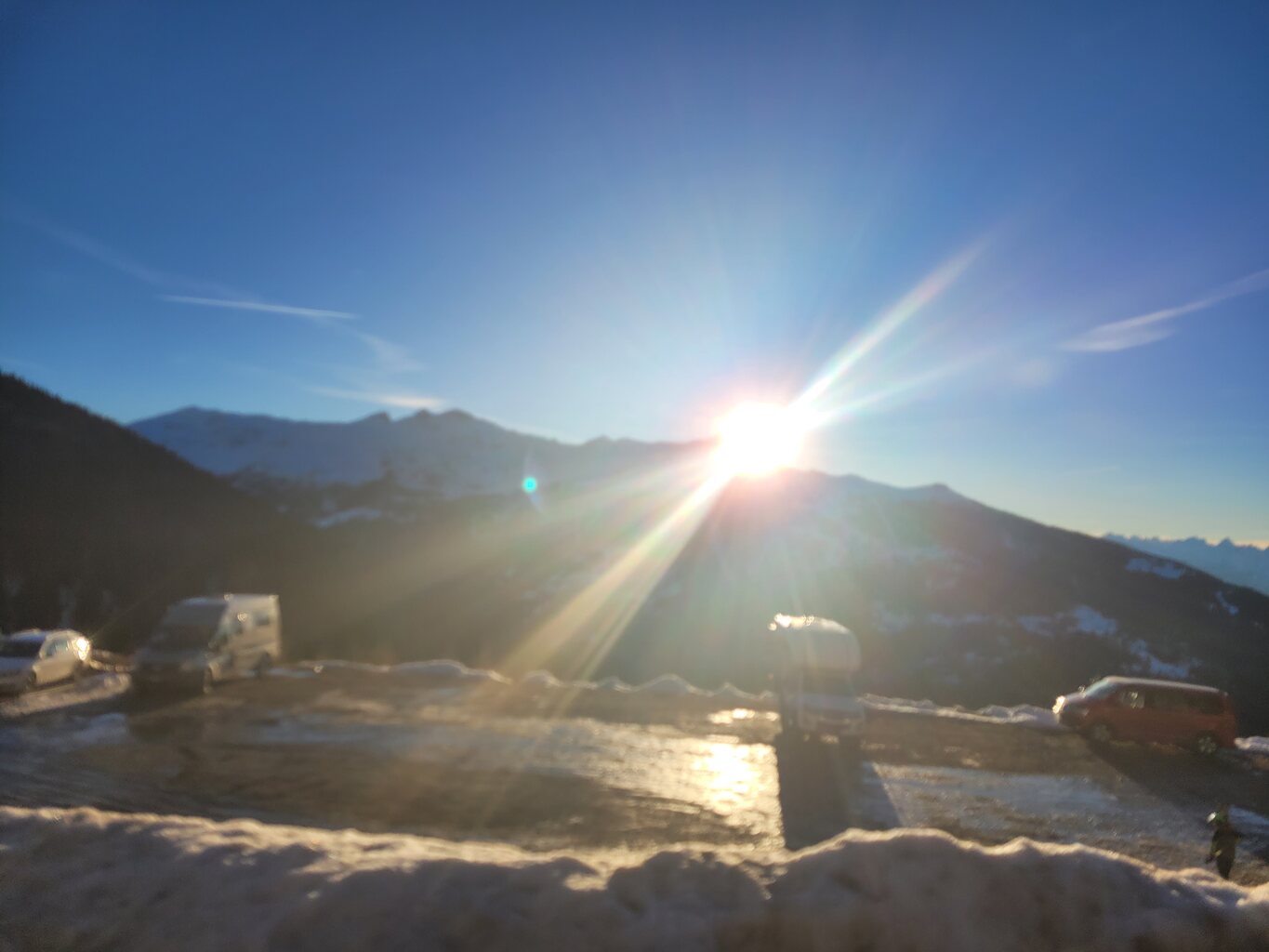 Letzte Sonnenstrahlen am Auto beim Parkplatz Tsapè