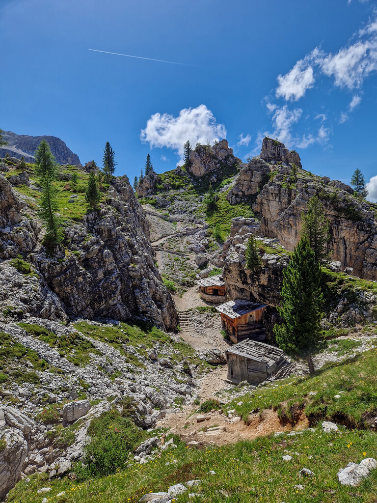 Die Pfade durch die Stellungen sind mit interessanten Informationstafeln versehen