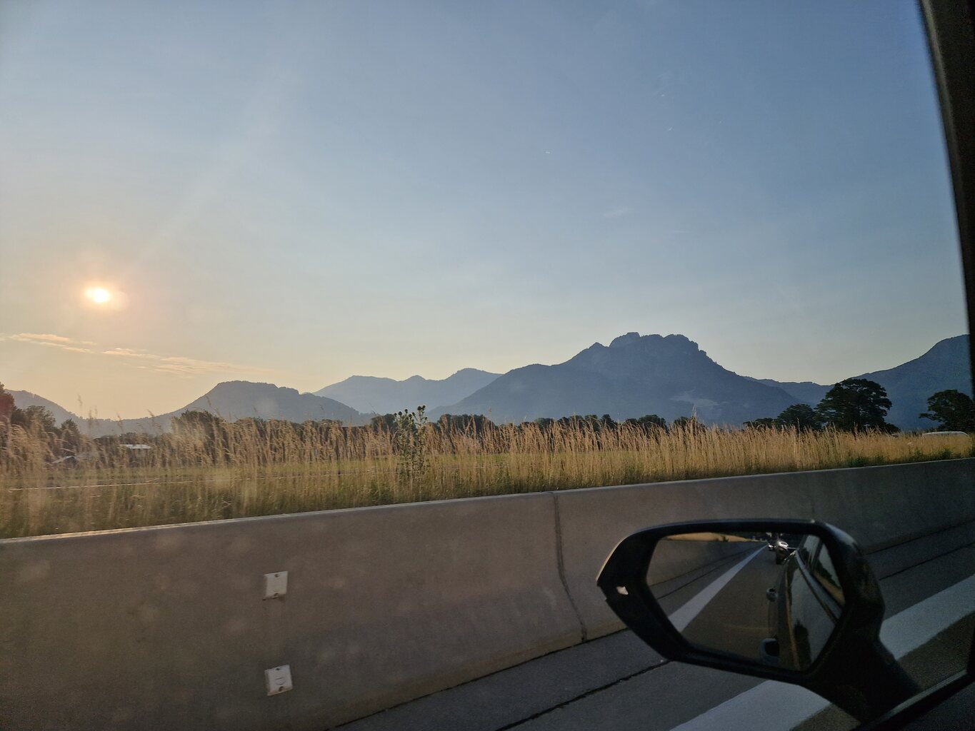 Im Morgengrauen die ersten Berge im Inntal