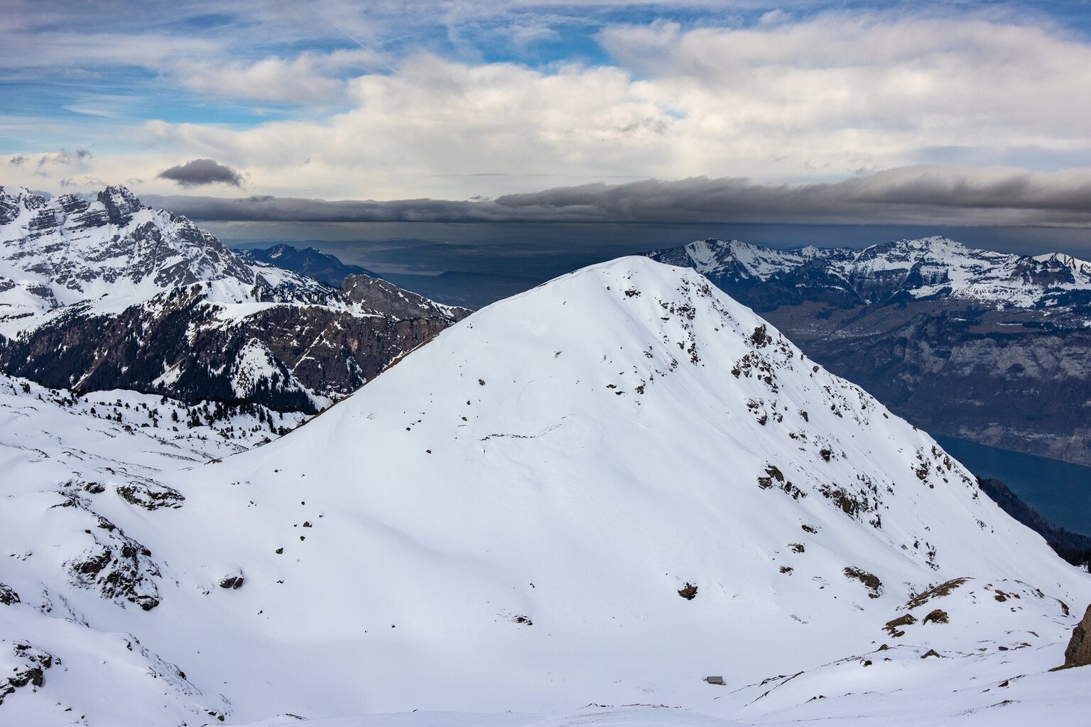 Von hier kann man sogar den Zürichsee erkennen.