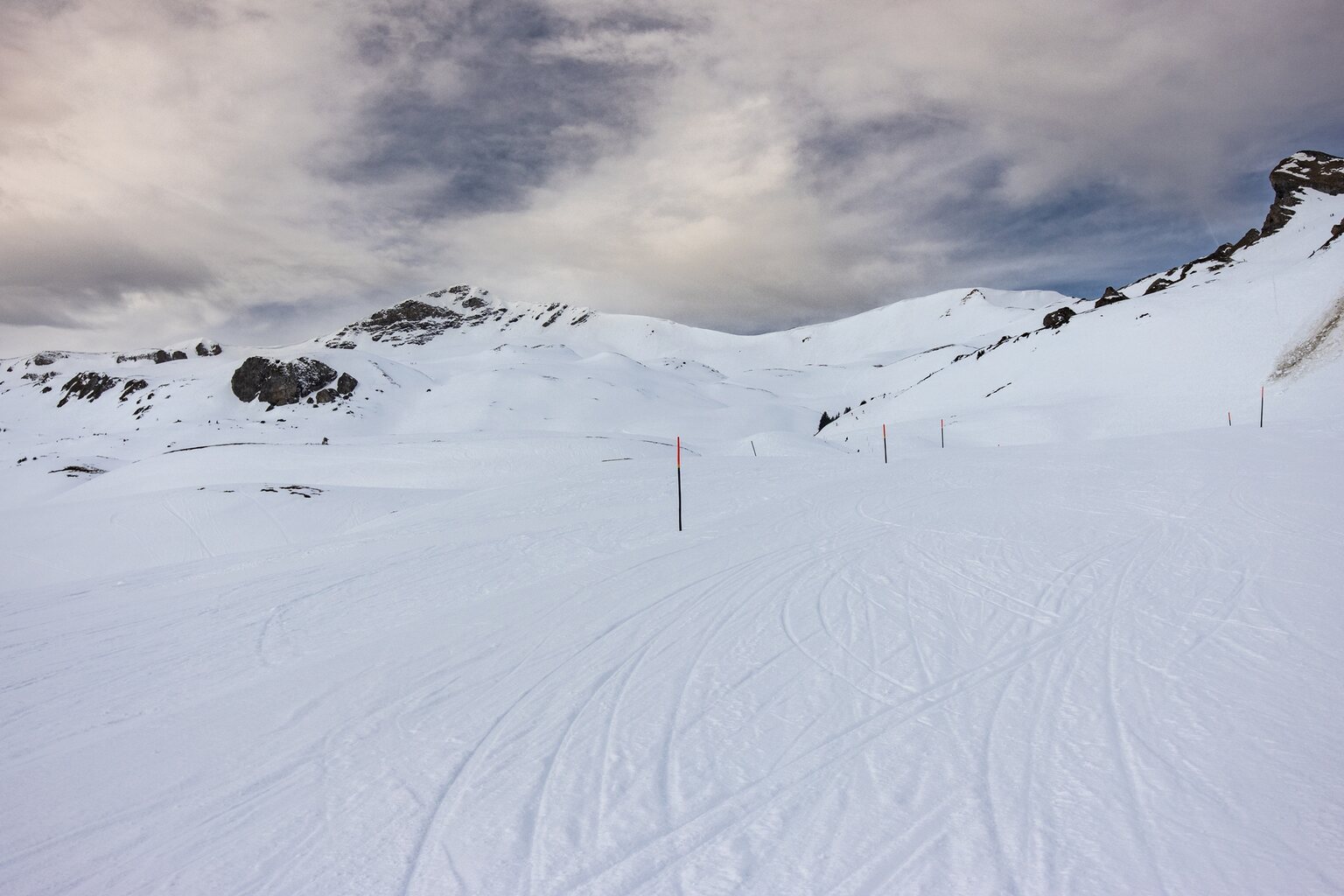 Blick zurück, anfänglich war ich mit sehr vielen Leuten unterwegs, am Ende der Piste dann alleine.