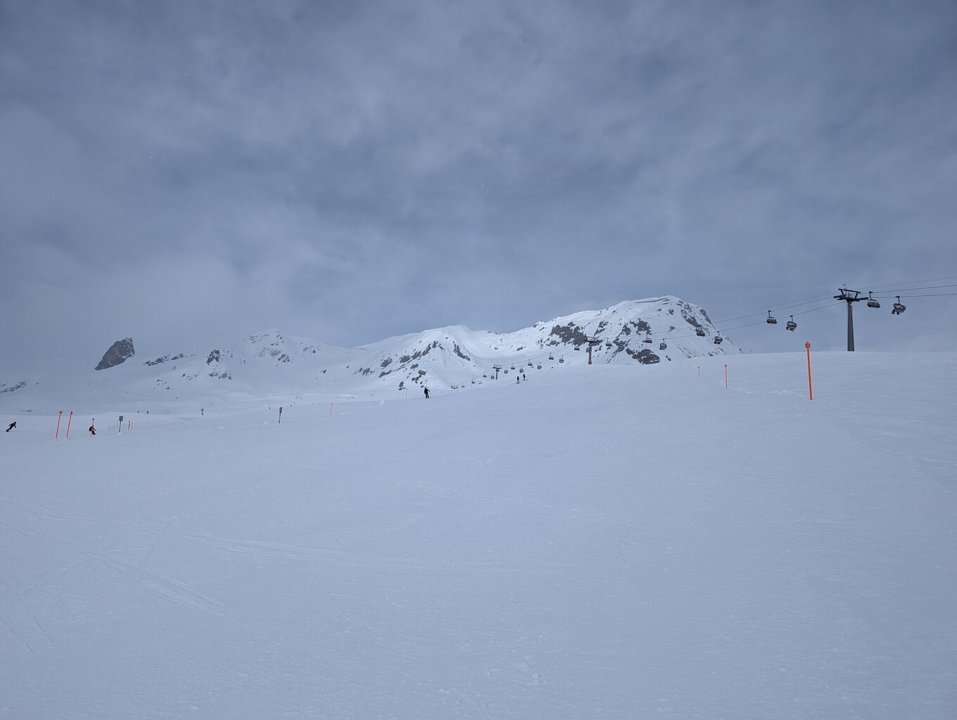 Neue Variante am Plattenhorn. Start in Richtung Carmenna-Steilhang, dann rechts weg zur Strada. Eher hart und unruhig. Wurde schon etliche Jahre nicht mehr gepistet.