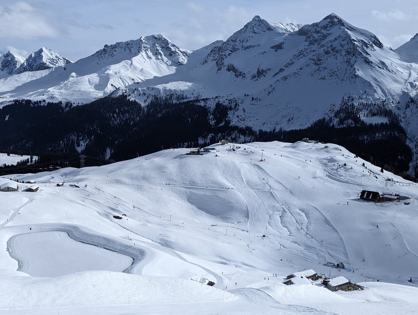 Zoom Tschuggen mit Kuhbar und den Aroser Bergen Furggahörner, Tiejer Flue und Mederger Flue