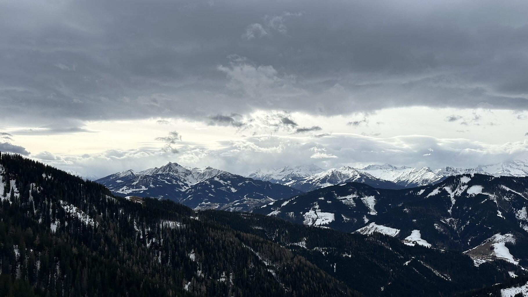 Blick von der Bergstation der Zachhofalm nach Süden. Man sieht die Pisten im Rauriser Tal
