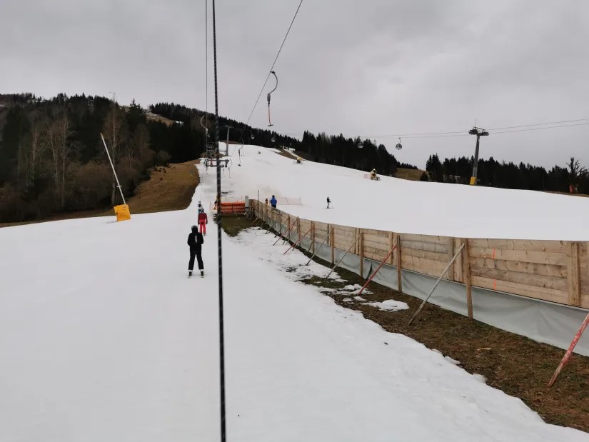 10. Natürlich fahre ich auch den kurzen Übungs Tellerlift. Wobei ich ja sagen muss, dass die Abfahrt vom Gipfel bis ganz ins Tal schon gewaltig ist. Länge, Höhenmeter, Steilheit, kupiertes Gelände, Steilkurven, Ziehweg. Da ist alles dabei was das Herz begehrt.