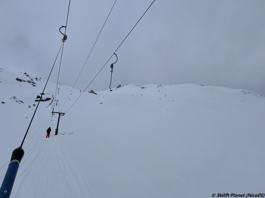 Rechts befindet sich die schwarze Piste Veisivis