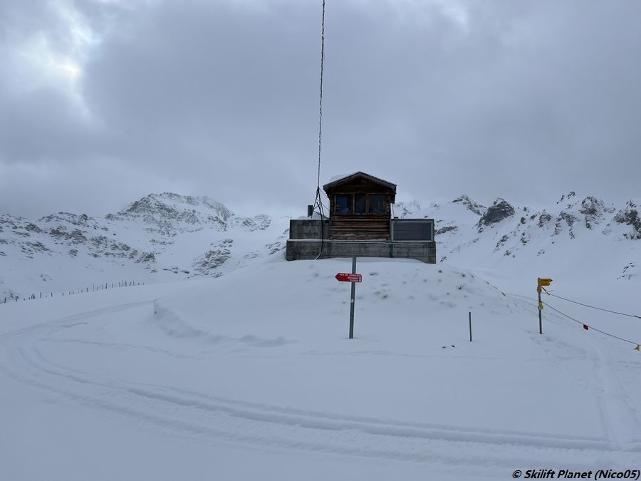 Darin befindet sich der Ölgenerator.